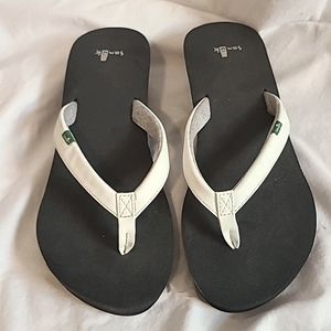 Sanuk sz 9 wedge flip flip, white